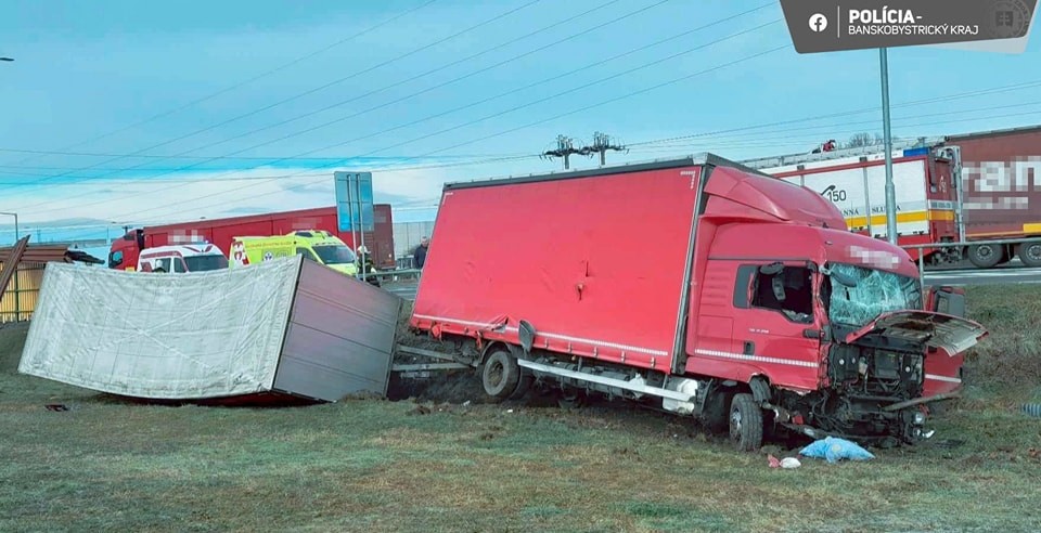 Nákladiak vo Zvolene skočil prevrátený mimo cestu.