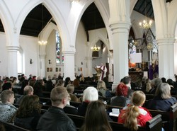 Mniej Polaków chodzi do kościoła