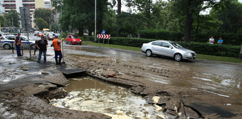 Na rondzie pękła magistrala