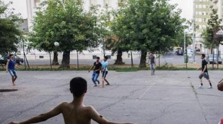 Lezárták a teret - A menekültek mégis fociznak Budapest belvárosában