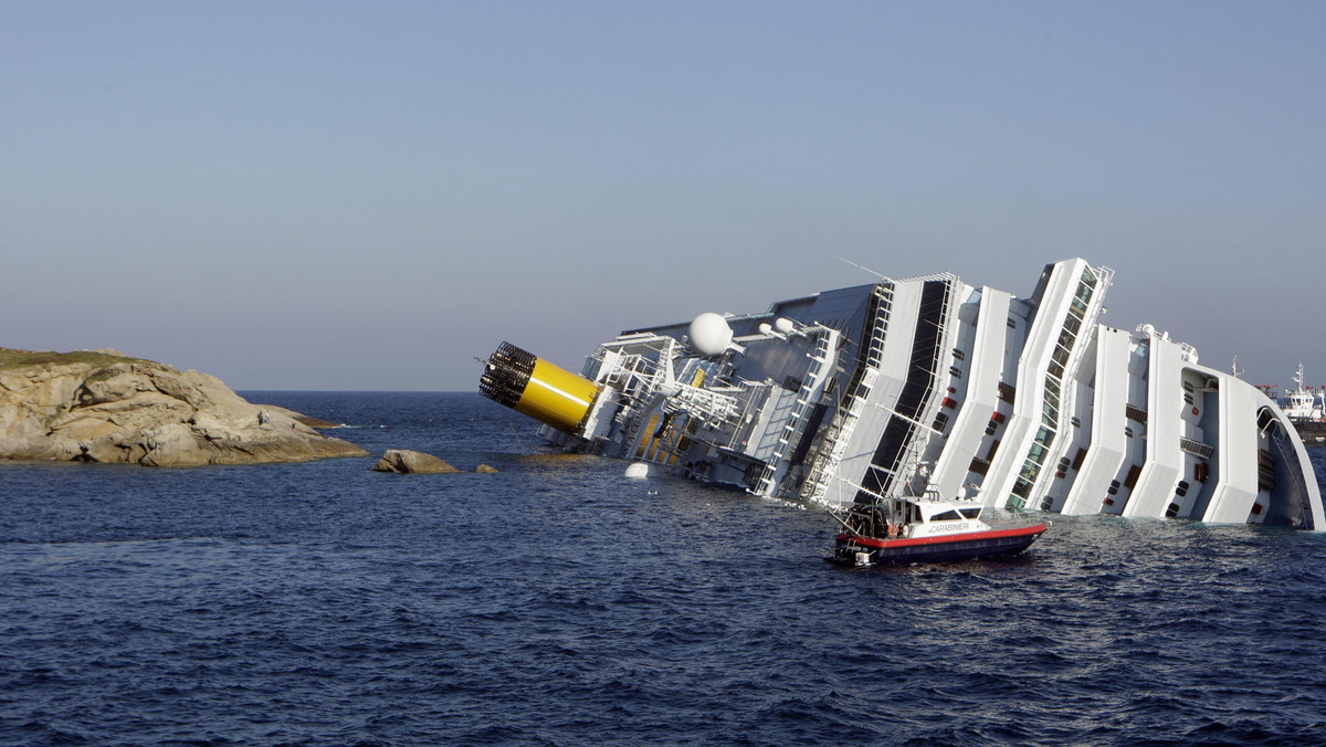 Z powodu podniesienia fal przewrócony statek Costa Concordia, leżący na Morzu Tyrreńskim, zaczął poruszać się. Dlatego konieczne było przerwanie akcji poszukiwania 16 zaginionych. Ratownicy zostali ewakuowani.