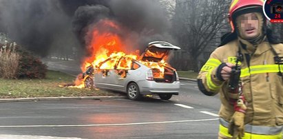 Potężna kraksa na Ochocie. Najpierw się zderzyły, a potem zapaliły. Strażacy w akcji