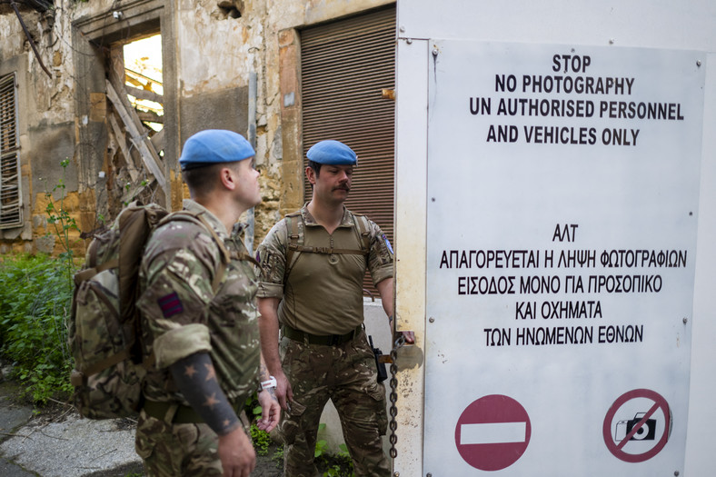 Żołnierze UNFICYP patrolują strefę demarkacyjną w Nikozji na Cyprze