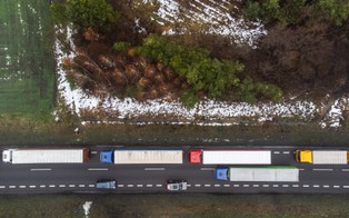 Ponad 2 tys. tirów czeka kolejce do przejścia w Dorohusku