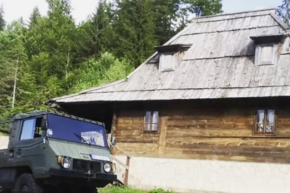 OVO JE VIKENDICA VUKA KOSTIĆA NA PLANINI Oženio se i dobio dete, a pričao je da ovde želi da se preseli: "Planiram tu da živim"
