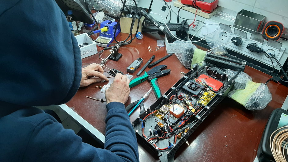 Inżynier podczas montażu drona.
