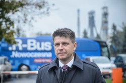 Trąbka partii KORWiN zakłóciła konferencję Petru. "Niech pan trąbi, bądź pan twardy" [WIDEO]