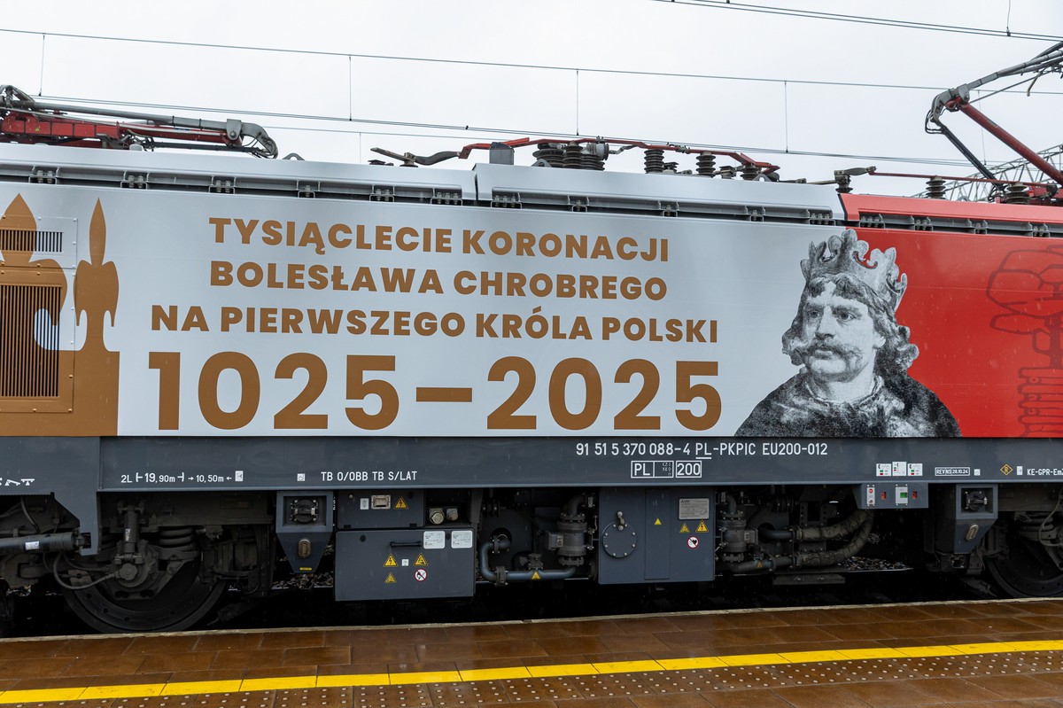 Lokomotywa z okolicznościową grafiką z okazji obchodów 1000-lecia koronacji Bolesława Chrobrego