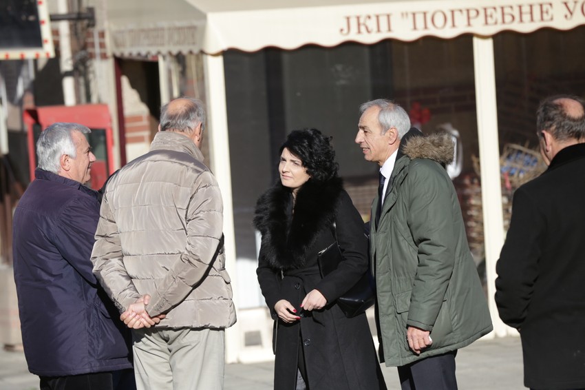 Supruga Olivera Ivanovića, Milena, na dan sahrane ispred Novog groblja u Beogradu