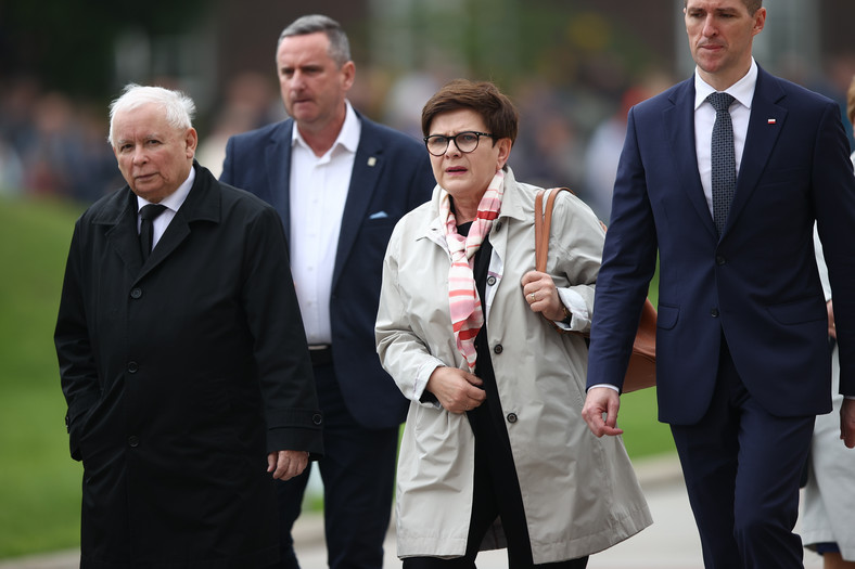 Prezes PiS Jarosław Kaczyński i była premier, europosłanka Beata Szydło w drodze na mszę świętą w katedrze na Wawelu w Krakowie, 20 maja