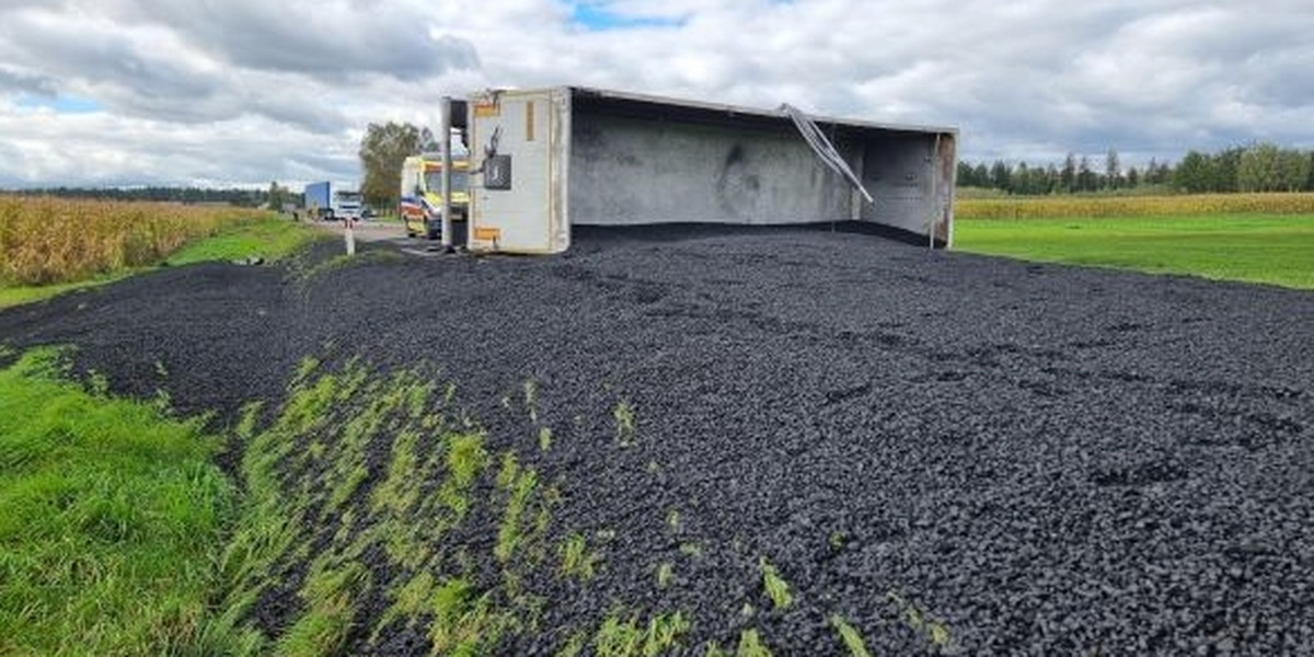 25 ton węgla wysypało się na drogę w Suchym Gruncie.