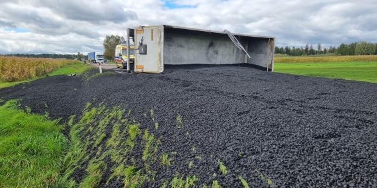 25 ton węgla wysypało się na drogę w Suchym Gruncie.