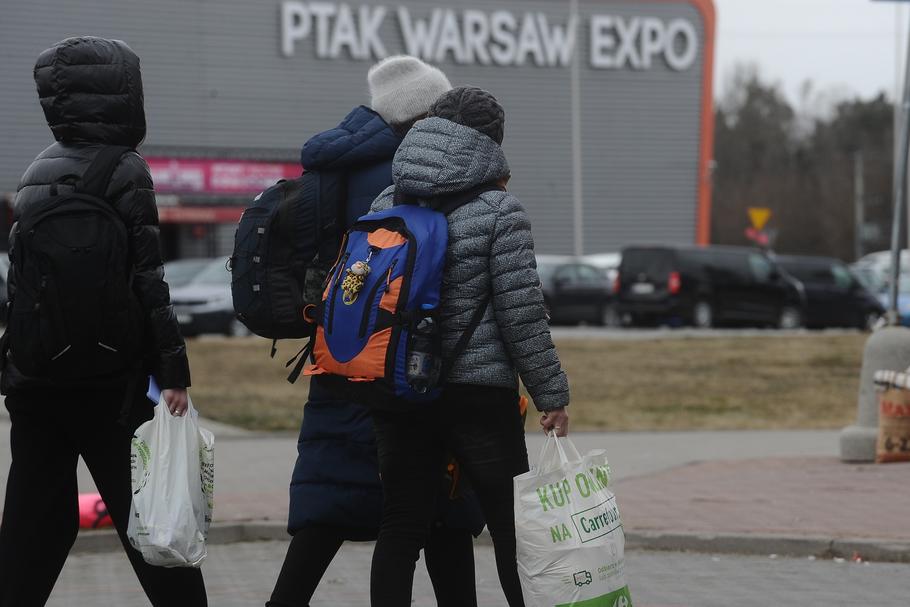 Przede wszystkim trzeba podkreślić, że nie jesteśmy obozem dla uchodźców. Bardziej przypominamy lotnisko we Frankfurcie. Do nas przyjeżdżają osoby prosto z granicy lub z dworców, otrzymują pomoc, dach nad głową, leki i opiekę medyczną. Jednak średnio po dwóch trzech dniach relokujemy je w inne miejsca w Polsce i za granicą — mówi Tomasz Szypuła, prezes Ptak Warsaw Expo