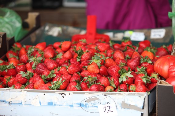 Truskawki na ryneczku w Gorzowie kosztują 25 złotych za kilogram!