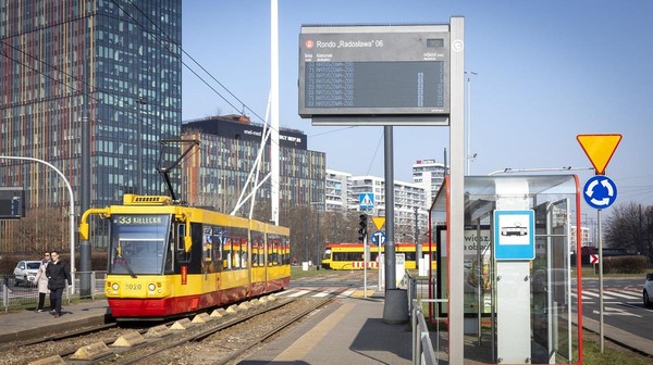 Na przystankach tramwajowych w różnych częściach stolicy stanęło 101 kolejnych tablic.