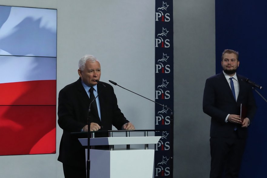 Prezes PiS Jarosław Kaczyński podczas oświadczenia dla mediów m.in. w sprawie projektu ustawy Prawa i Sprawiedliwości o ochronie zwierząt. Z prawej — szef Forum Młodych PiS Michał Moskal