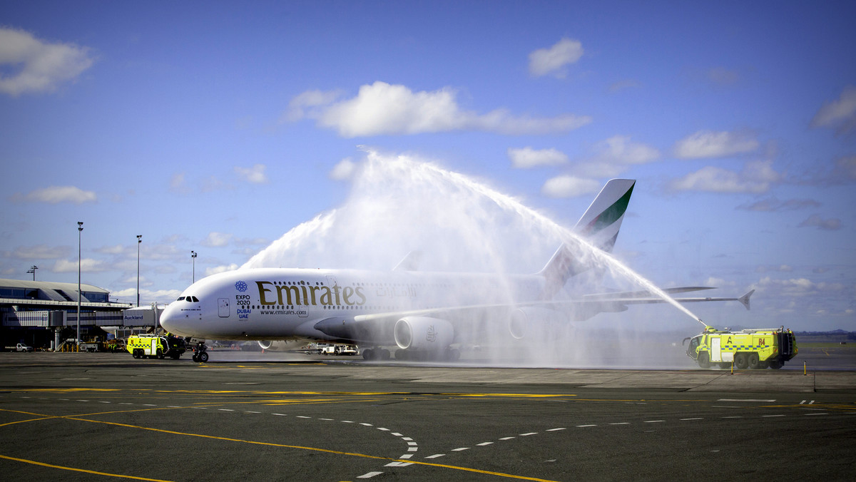 Linie Emirates otworzyły pierwsze bezpośrednie połączenie z Dubaju do Auckland, na jednej z najdłuższych regularnych tras lotniczych świata. Tym samym przewoźnik umożliwi podróż między 39 miejscami w Europie i 38 miastami w Afryce oraz na Bliskim Wschodzie a Nową Zelandią z zaledwie jedną przesiadką.