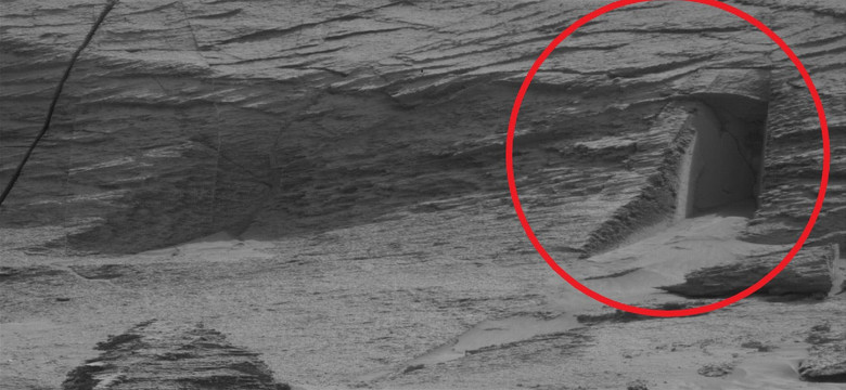 Tajemnicze "drzwi" na Marsie. Zdjęcie zrobione przez NASA rozpala wyobraźnię