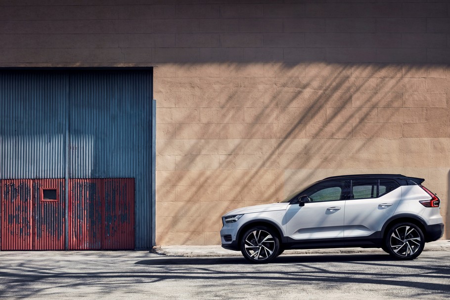 Volvo XC40 R-Design in Crystal White Pearl