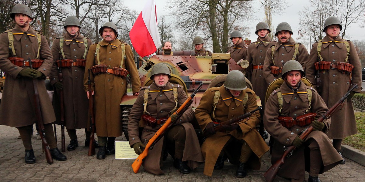 Święto Niepodległości w Łodzi. Msza w Archikatedrze Łódzkiej, pochód, zwiedzamy schron Brus, 28 Pułk Strzelców Kaniowskich na Starym Polesiu,