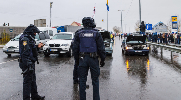 Útlezárásos demonstráció a Csap-Záhony közúti határátkelőhely Ukrán oldalán  
/ Fotó: MTI Nemes János