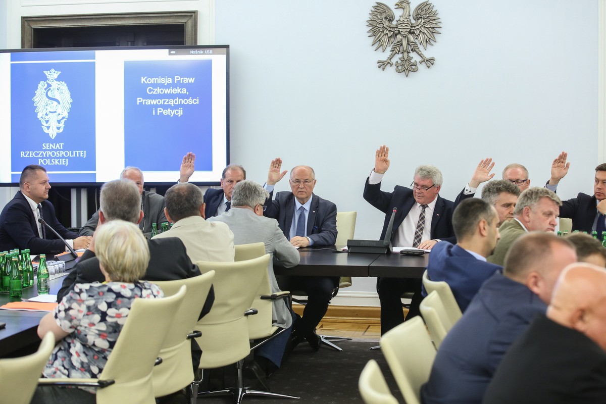 Bogdan Klich (PO) wnioskował, by komisja w ogóle się nie zajmowała się ustawą o SN. Mówił, że jest niezgodna z konstytucją.