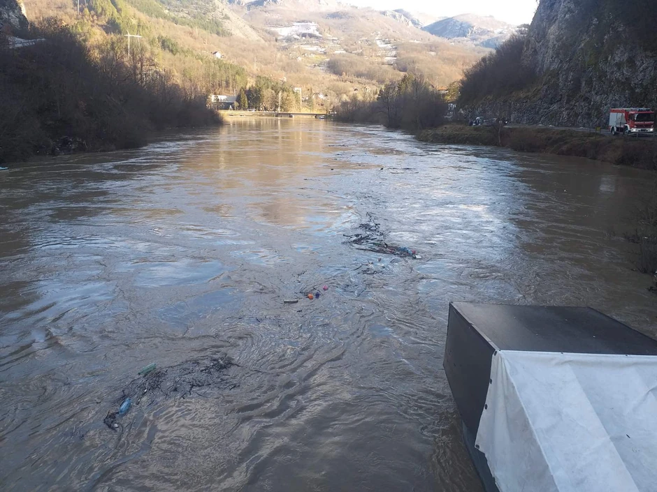 Automobil lociran na dnu nabujalog Lima, reka ne dozvoljava žandarima da rone