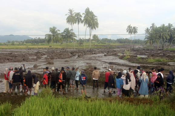 Poplave pogodile Indoneziju, najmanje 37 mrtvih, 17 nestalih: Kiše stvorile tokove hladne lave
