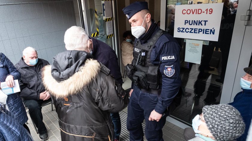 Policja pilnowała w Poznaniu kolejki do szczepień.