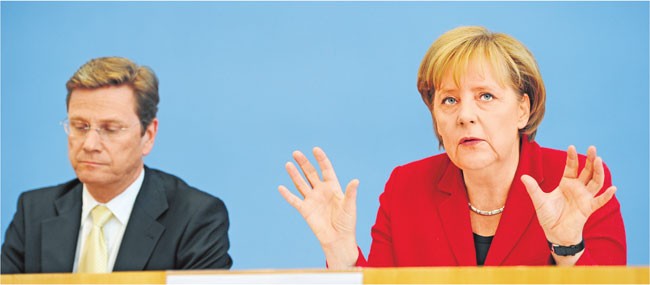 Angela Merkel ograniczy nakłady na administrację i subwencje dla rodzin wychowujących dzieci. Do miliarda euro rocznie zredukowane zostaną wydatki na Bundeswehrę Fot. AFP