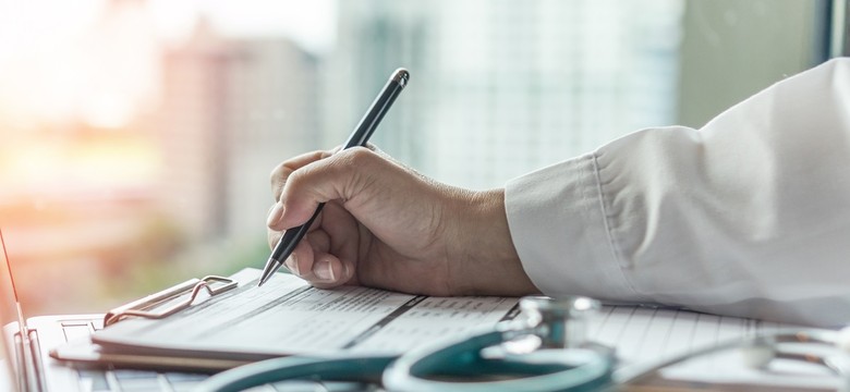 Ubezpieczenie zdrowotne w NFZ. Kiedy tracisz prawo do darmowego leczenia i jak je odzyskać?