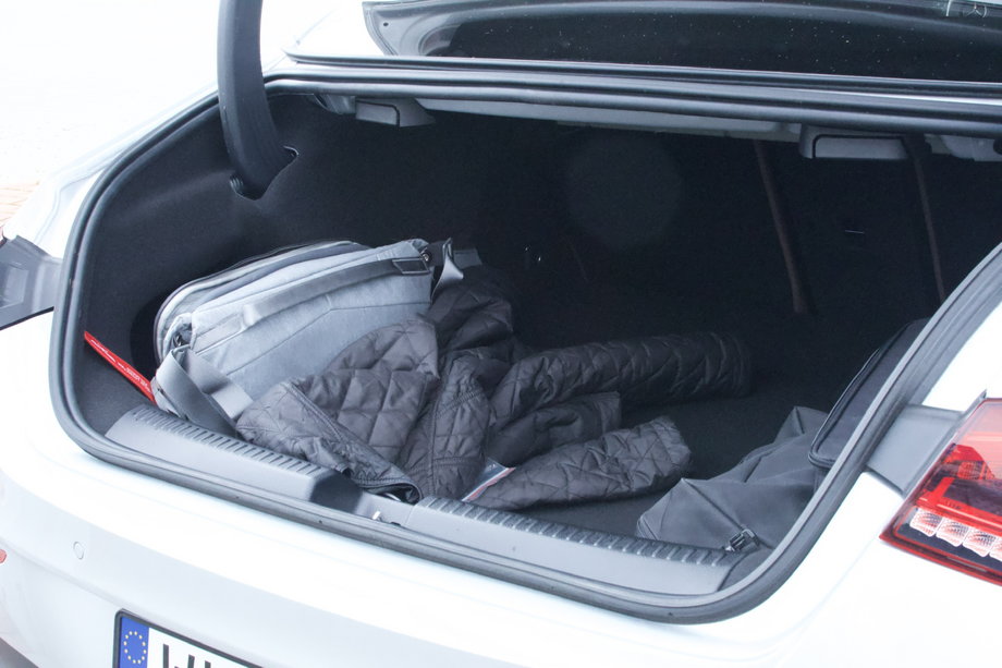 Mercedes CLA 250e ma bagażnik o pojemności większej niż 300de - wynosi ona 470 litrów. Ponadto podłoga kufra jest płaska. 