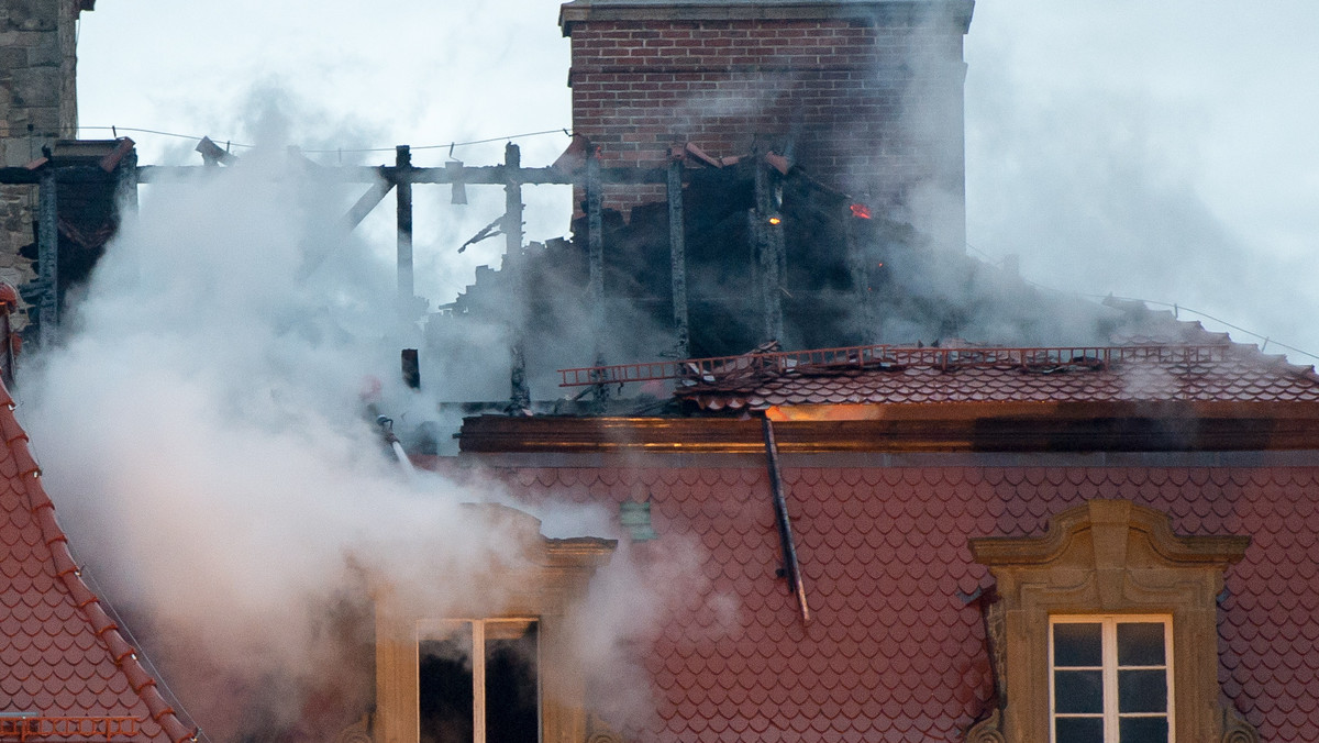 Zarzuty nieumyślnego spowodowania pożaru postawiła dzisiaj wałbrzyska prokuratura pracownikowi i właścicielowi jednej z firm remontowych wykonujących prace na Zamku Książ. W środę w wyniku pożaru spłonęła część dachu tego największego na Dolnym Śląsku zamku.