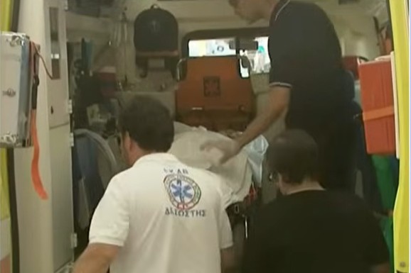 (VIDEO) SRCE MU PUKLO OD TUGE Sahranio suprugu u nedelju, u ponedeljak ga našli mrtvog! Troje dece izgubilo majku i oca u jednom danu u Grčkoj