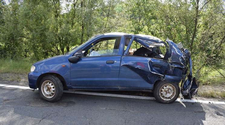 A kocsi mind két utasa az életét vesztette a tragédiában / Fotó: POLICE.HU