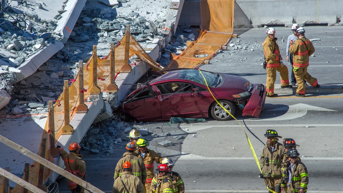 epa06606812_2 - epaselect USA MIAMI PEDESTRIAN BRIDGE COLLAPSED (A pedestrian bridge collapses crushing vehicles underneath in Miami )