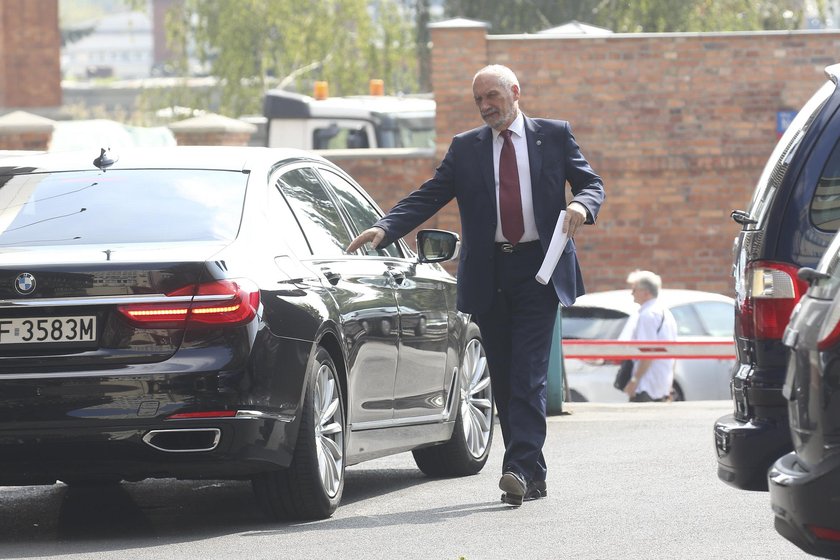 Kraksa z udziałem BMW Macierewicza!