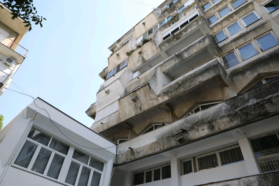 Zgrada s koje su pali majka i dete