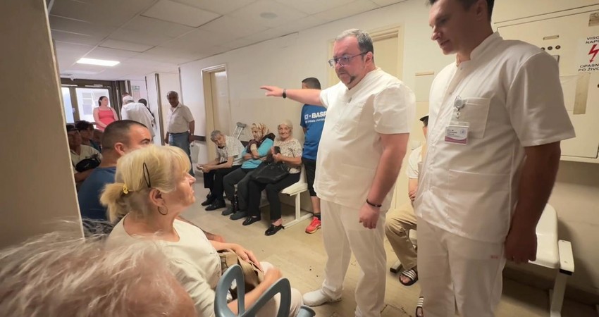Dr Milan Lazarević, direktor UKC Niš, u razgovoru sa pacijentima