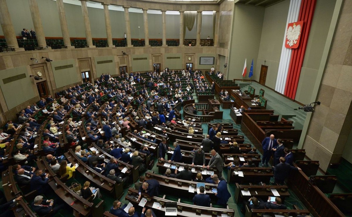 Za uchwaleniem ustawy głosowało 233 posłów, 210 było przeciw, a jeden wstrzymał się od głosu. Teraz ustawa trafi pod obrady Senatu.