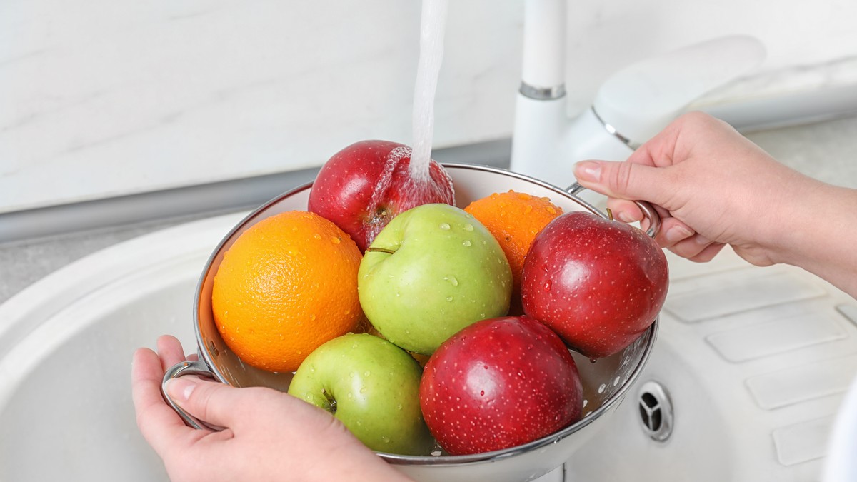 Soda bikarbona i voda mogu pomoći u uklanjanju dela pesticida sa površine voća i povrća