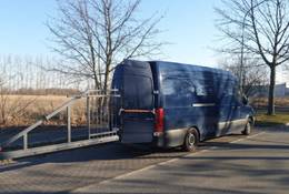 Polak potrafi! Kierowca wiózł w Niemczech bramę wystającą 3,7 m poza obrys auta