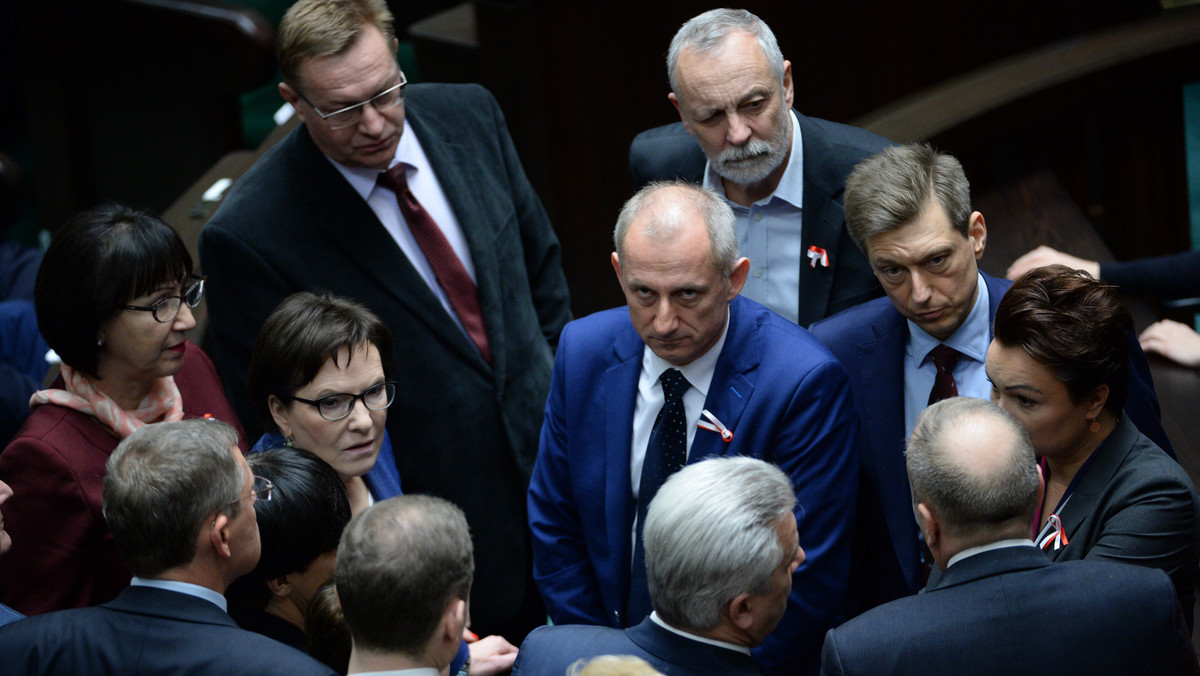 - PO złoży do Trybunału Konstytucyjnego wniosek o uznanie za nieważne uchwał, które podjął w środę Sejm ws. wyboru nowych sędziów TK - poinformował dzisiaj szef klubu PO Sławomir Neumann.