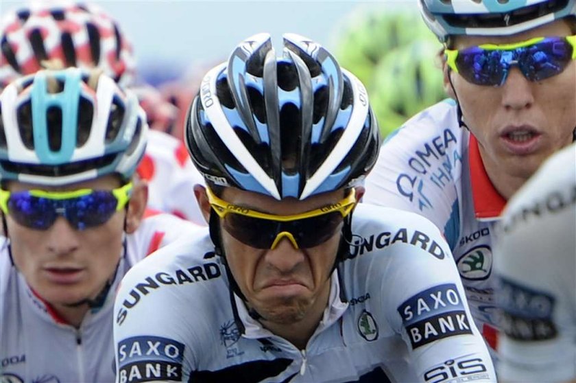 Alberto Contador uderzył fana kolarstwa przebranego za doktora