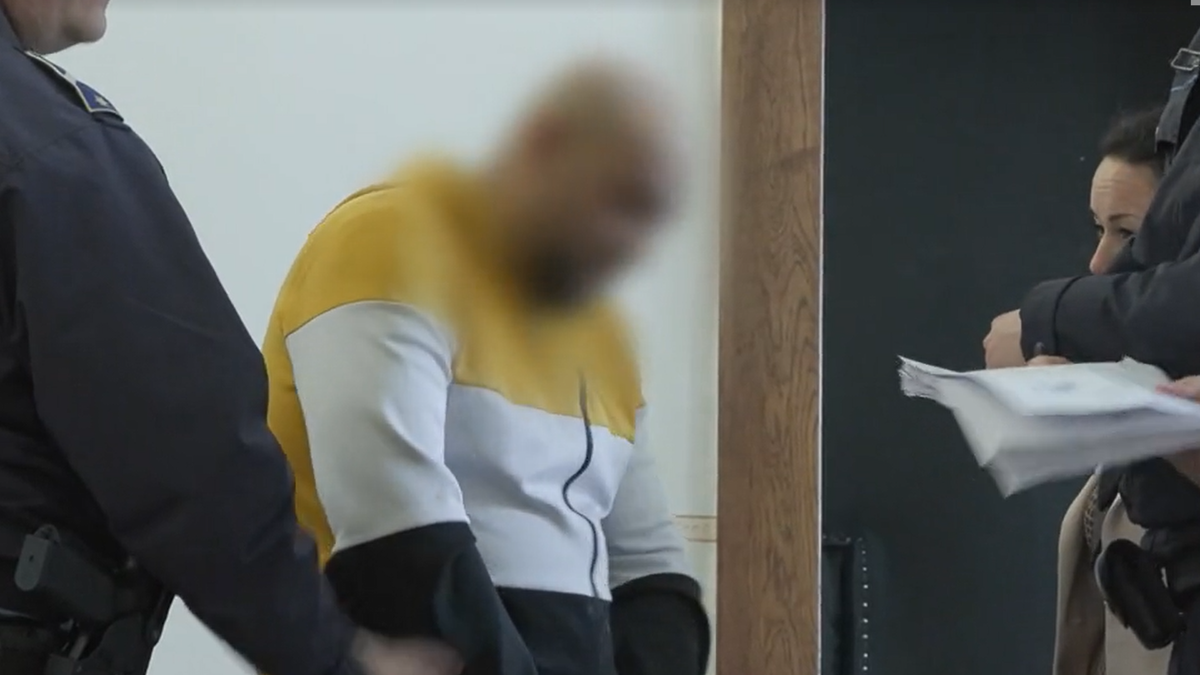 Késsel fenyegette és addig verte az ismerősét, amíg az oda nem adta neki az autóját: adásvételi szerződést is aláíratott az agresszív férfi – videó