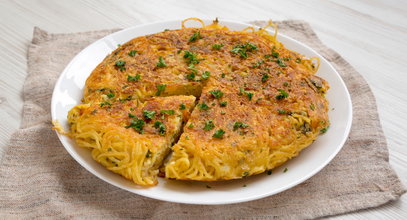 Frittata di spaghetti. To danie nada się i na śniadanie, i na obiad