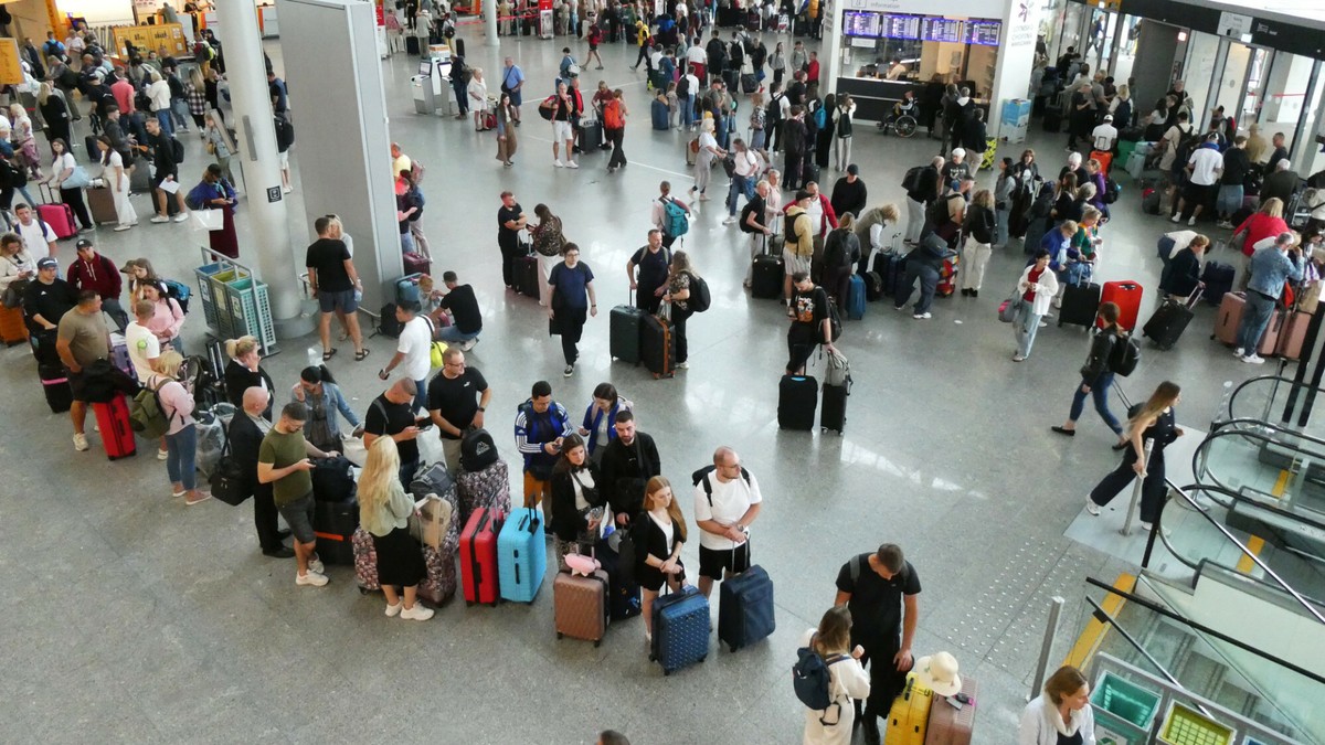 Nalot rosyjskich dronów na Polskę. Lotnictwo cywilne liczy straty