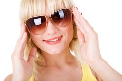 Słońce, wiatr, suche powietrze… jak podczas urlopu chronić oczy?