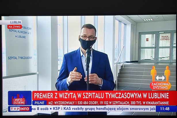 Premier Mateusz Morawiecki podczas transmisji wizyty w Szpitalu Tymczasowym w Lublinie