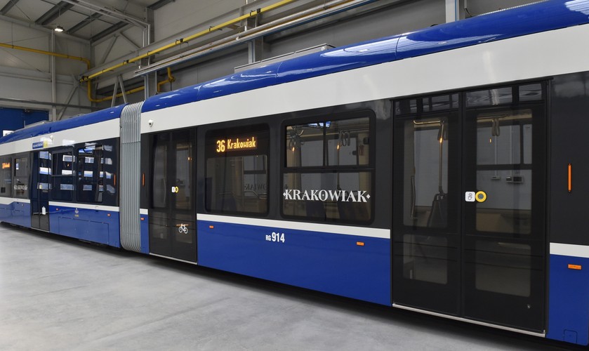 'Krakowiaki' to najdłuższe w Polsce tramwaje mierzące  prawie 43 metry.  <br><br> Fot. (mr) PAP/Jacek Bednarczyk